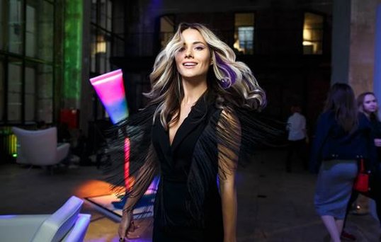 Цветное окрашивание волос от  L'Oréal Professionnel для звезд отечественного шоу-бизнеса