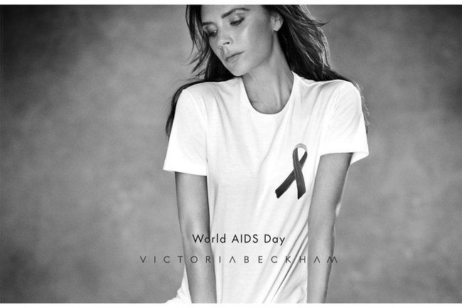 Victoria Beckham выпустила футболку в честь Всемирного дня борьбы со СПИДом